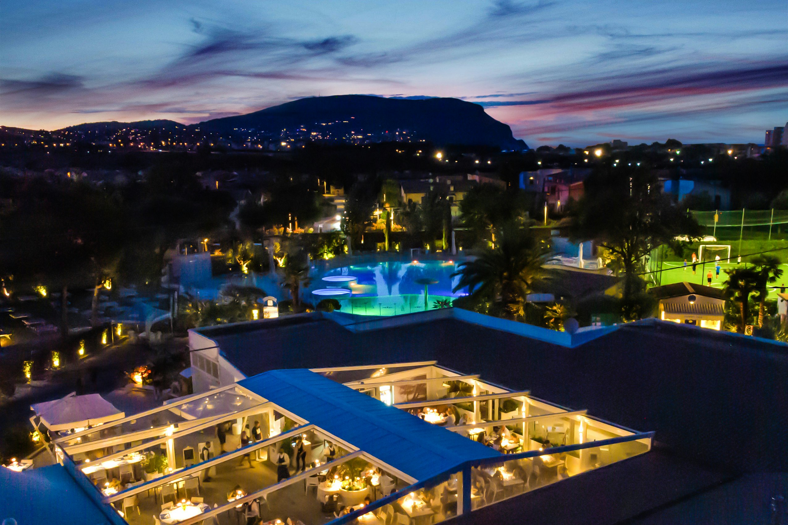 Numana Blu Island Family & Sport Resort  Camping Numana Blu - Luftaufnahme des Campingplatzes bei Nacht