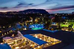 Numana Blu Island Family & Sport Resort Camping Numana Blu - Luftaufnahme des Campingplatzes bei Nacht