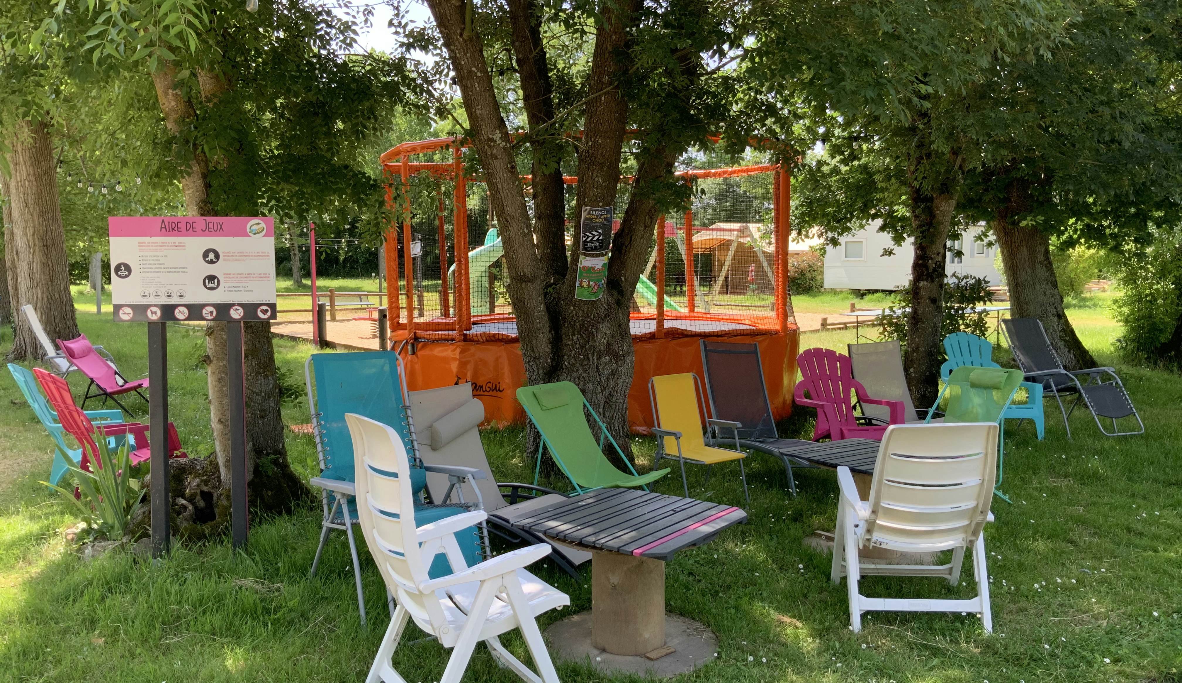 Camping O’ Beau Laurier - Entspannungsecke im Schatten der Bäume