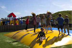 Camping Oase - Hüpfburg für Kinder auf dem Spielplatz