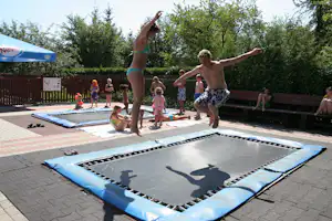 Camping Oase Praha - Kinder auf Trampolin auf dem Campingplatz