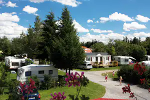 Camping Oase Praha - Wohnwagen- und Zeltstellplatz und Mobilheime vom Campingplatz im Grünen