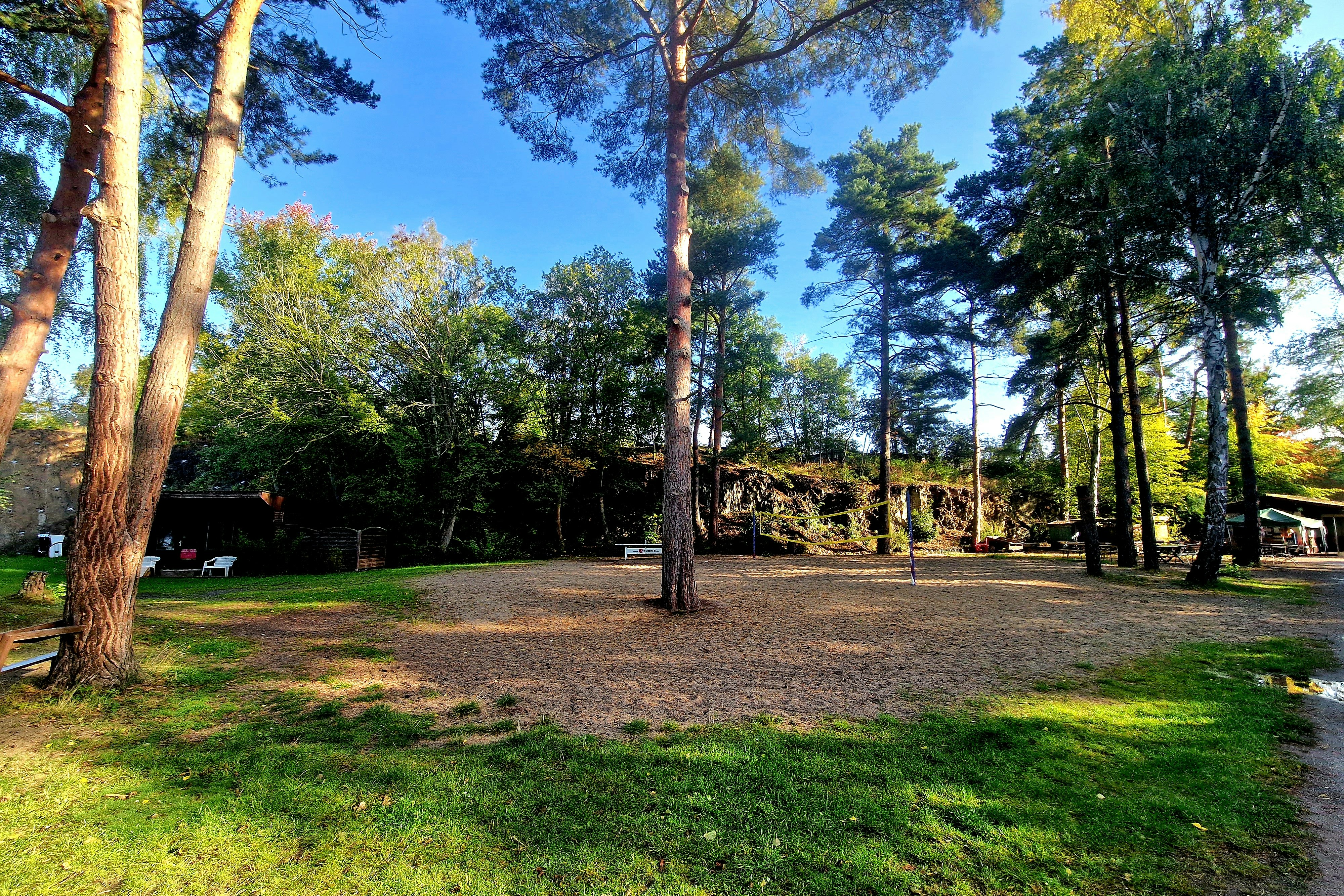 Camping-Oase Steinbruchsee Süplingen - Volleyballfeld auf dem Campingplatz