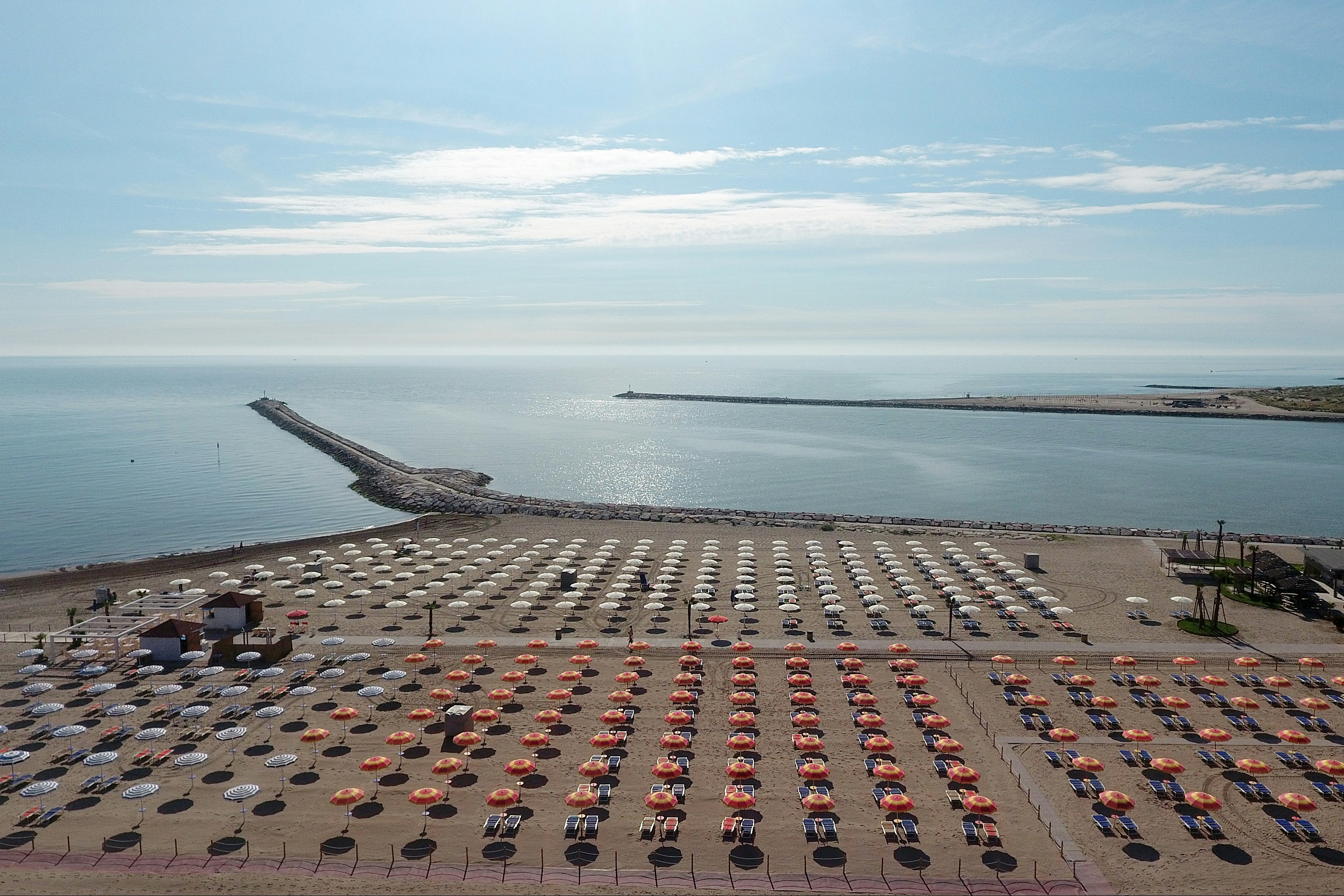 Camping Oasi - Badestrand mit Liegestühlen und Sonnenschirmen in der Nähe vom Campingplatz