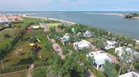 Camping Oasi - Luftaufnahme vom Campingplatz mit Spielplatz und der Lagune von Venedig