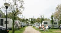 Camping Oasi - Wohnwagenstellplätze auf grünem Gelände vom Campingplatz