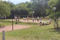 Camping Oasis du Berry  - Volleyballfeld und Tischtennisplatte auf dem Campingplatz