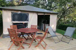 Camping Oasis du Berry - Außenansicht Glamping-Zelt mit Terrasse
