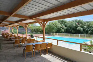 Camping Oasis du Berry - Terrasse mit Blick auf den Pool im Freien