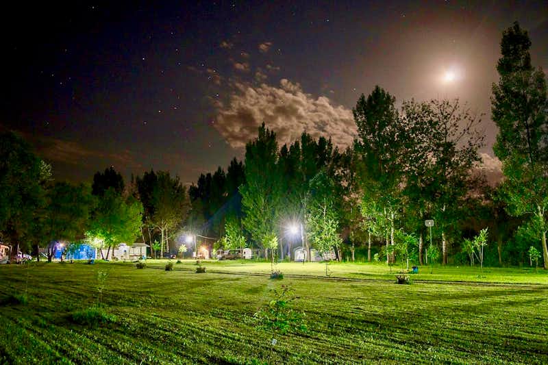 Camping Oaza - Übersicht auf das gesamte Campingplatz Gelände am Nacht