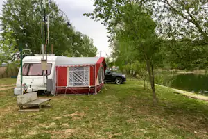Camping Oaza - Wohnwagenstellplätze mit Blick auf den See auf dem Campingplatz