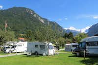Camping Oberei (8)  -  Wohnwagen- und Zeltstellplatz zwischen Bäumen mit Blick auf die Berge