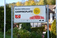 Camping Oberiberg - Eingangsschild am Tor des Campingplatzes