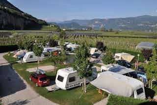 Von-Baeumen-umringte-Wohnwagen-und-Wohnm