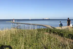 Camping Odder Strand - Blick auf den Badestrand mit Steg
