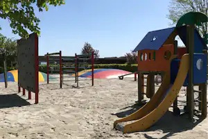 Camping Odder Strand - Campingplatz mit Kinderspielplatz, Rutsche und Sprungmatte