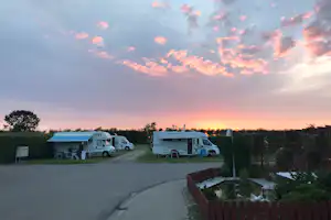 Hygge Strand Camping Camping Odder Strand - Sonnenuntergang über den Stellplätzen