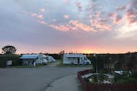 Hygge Strand Camping  Camping Odder Strand - Sonnenuntergang über den Stellplätzen