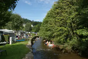 Camping Officiel de Clervaux - Gäste beim Baden im Fluss