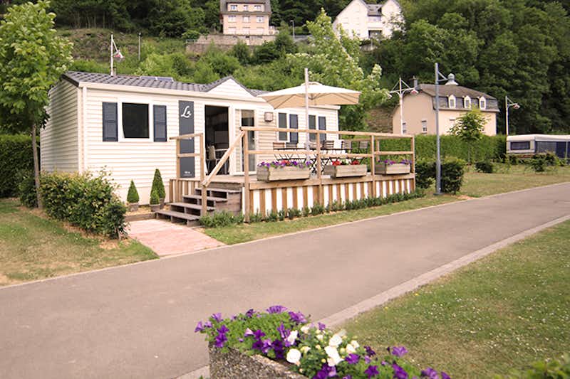Camping Officiel de Clervaux - Mobilheim mit Veranda auf dem Campingplatz