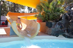 Siblu Camping Bonne Anse Plage - Rutschen im Wasserpark des Campingplatzes