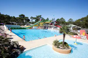 Siblu Camping Bonne Anse Plage - Freibad auf dem Campingplatz mit Rutschen