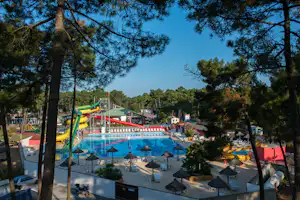Siblu Camping Bonne Anse Plage - Luftaufnahme des Pools auf dem Campingplatz