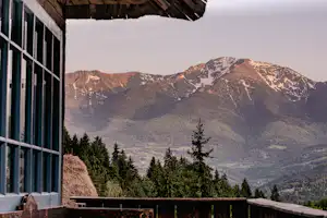 Camping OffRoadventure - Campingplatz mit Blick auf die Berge