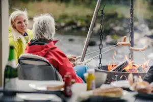 Camping og Hytter Jølstraholmen - Lagerfeuer auf dem Campingplatz