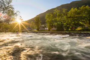Camping og Hytter Jølstraholmen - Mobilheime mit Blick auf die Berge