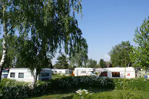 Camping Oggau - Wohnwagen- und Zeltstellplatz vom Campingplatz auf grüner Wiese