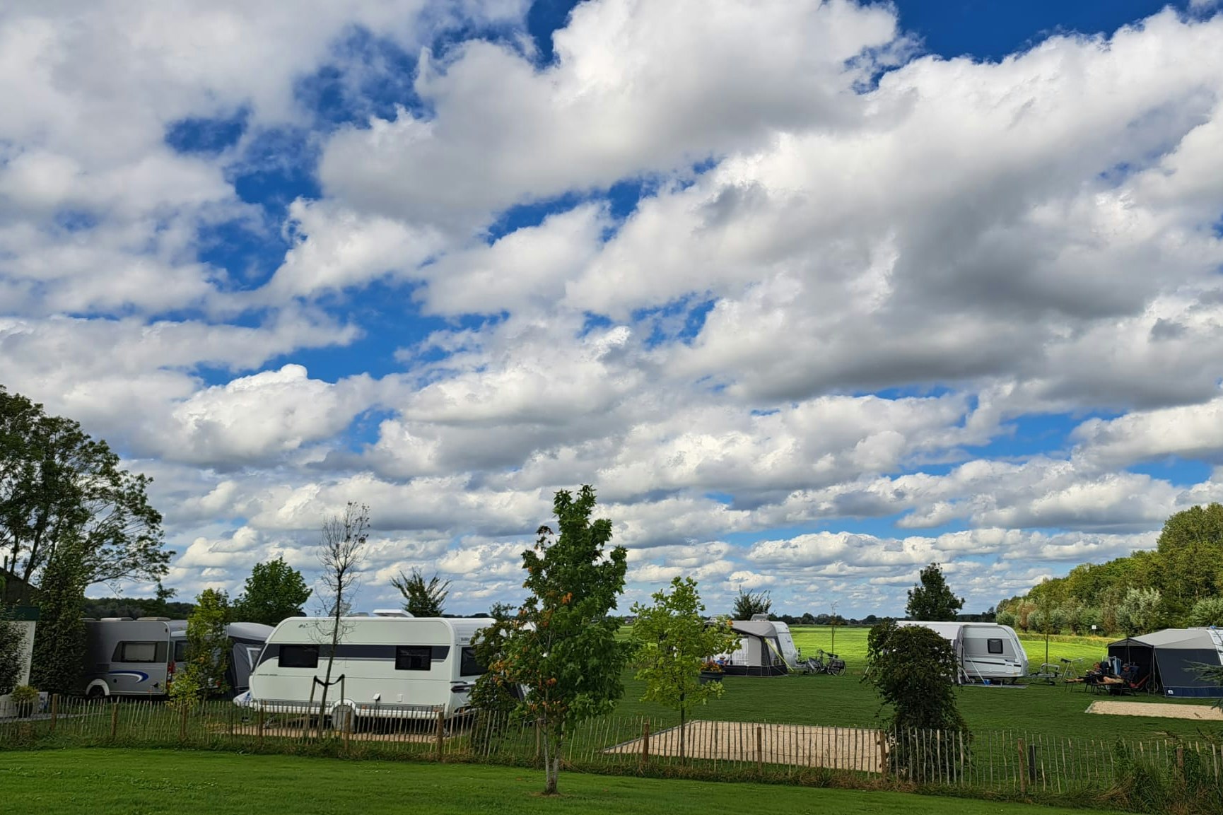 Camping Oldershof - Wohnmobil- und Wohnwagenstandplätze auf der Wiese