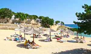 Camping Olea - Liegestühle und Sonnenschirmen am Sandstrand