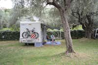 Camping Oliva - Wohnwagen auf dem Campingplatz im Grünen
