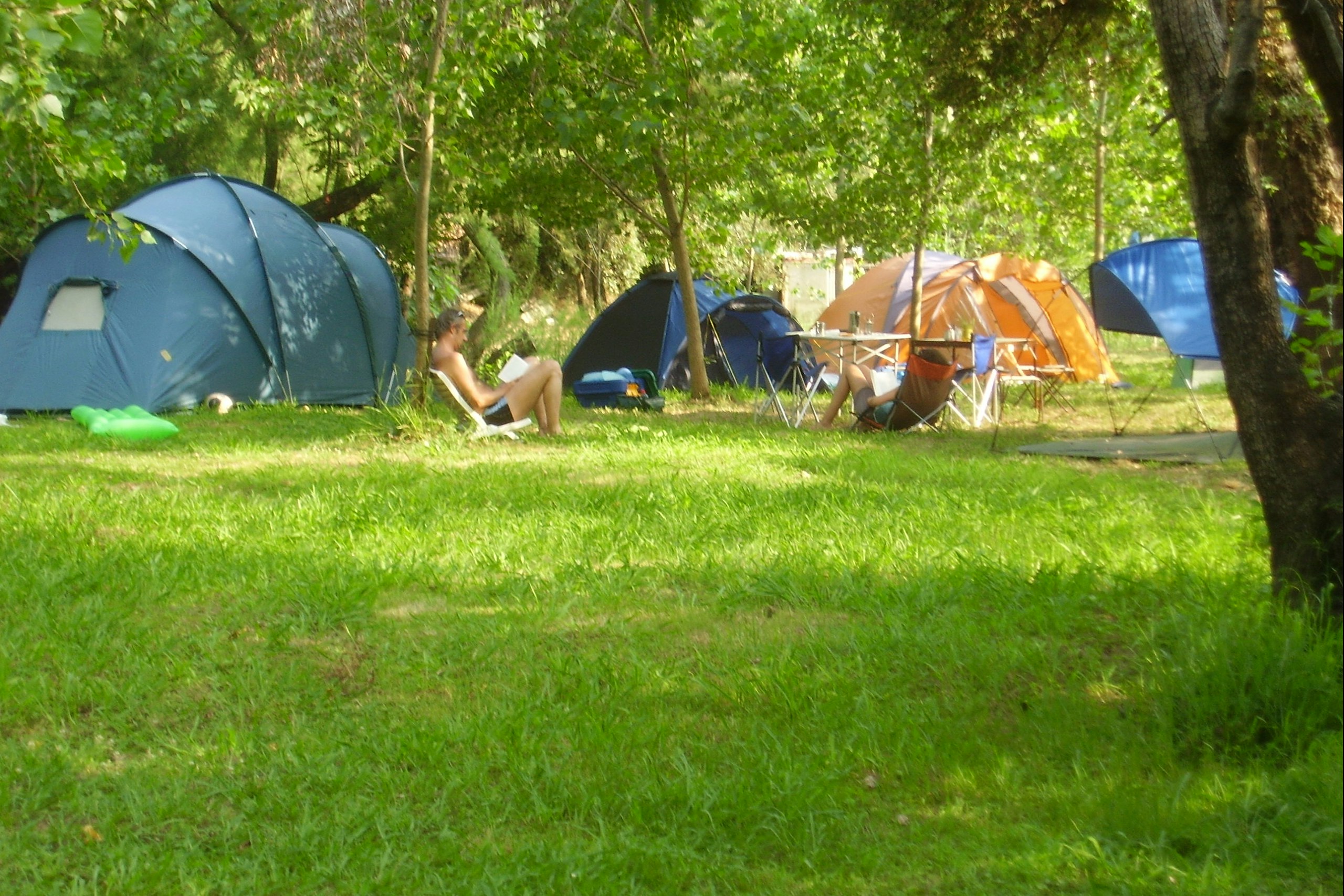 Camping Olmello - Camper auf der Zeltwiese