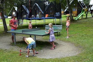 Camping Olsina - Kinder an der Tischtennisplatte, auf dem Trampolin und einer Rutsche vom Campingplatz