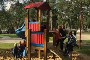Camping Olsina - Kinder auf Spielplatz vom Campingplatz mit Mobilheime und Beachvolleyball im Hintergrund