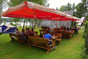 Camping Olsina - Restaurant vom Campingplatz mit Terrasse und Blick auf den See