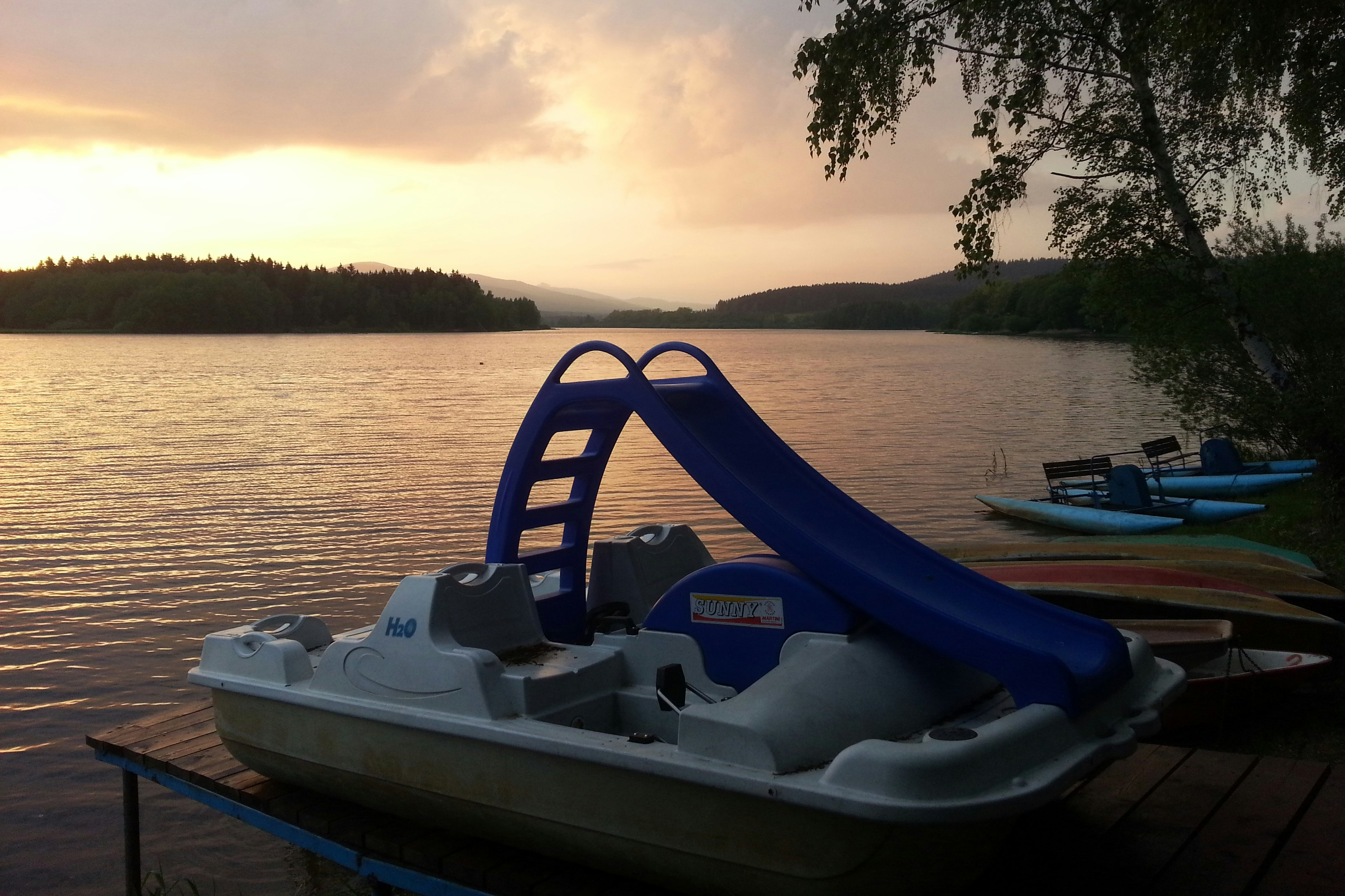 Camping Olsina - Tretboot und Kanus am See vom Campingplatz