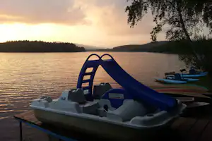 Camping Olsina - Tretboot und Kanus am See vom Campingplatz