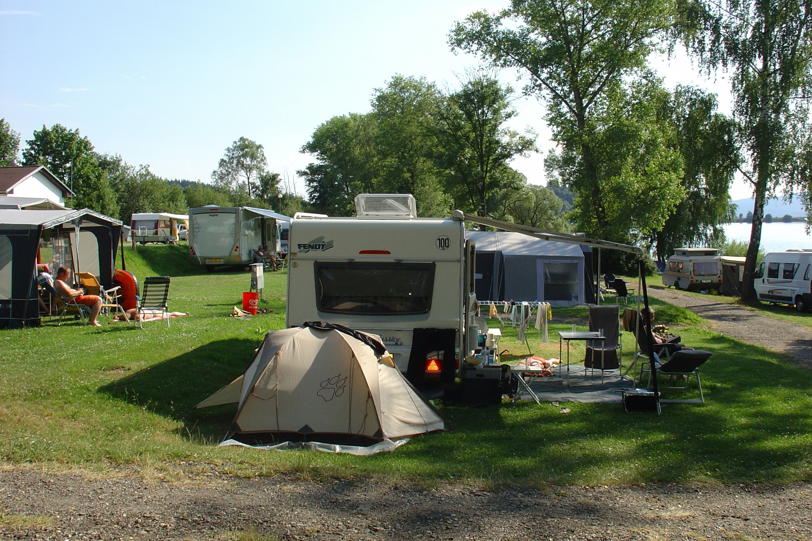 Camping Olsina - Wohnwagen- und Zeltstellplatz vom Campingplatz im Grünen mit Blick auf See