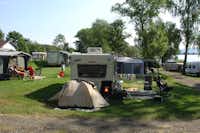 Camping Olsina - Wohnwagen- und Zeltstellplatz vom Campingplatz im Grünen mit Blick auf See