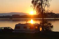 Camping Olsinac - Wohnwagen am See bei Sonnenuntergang