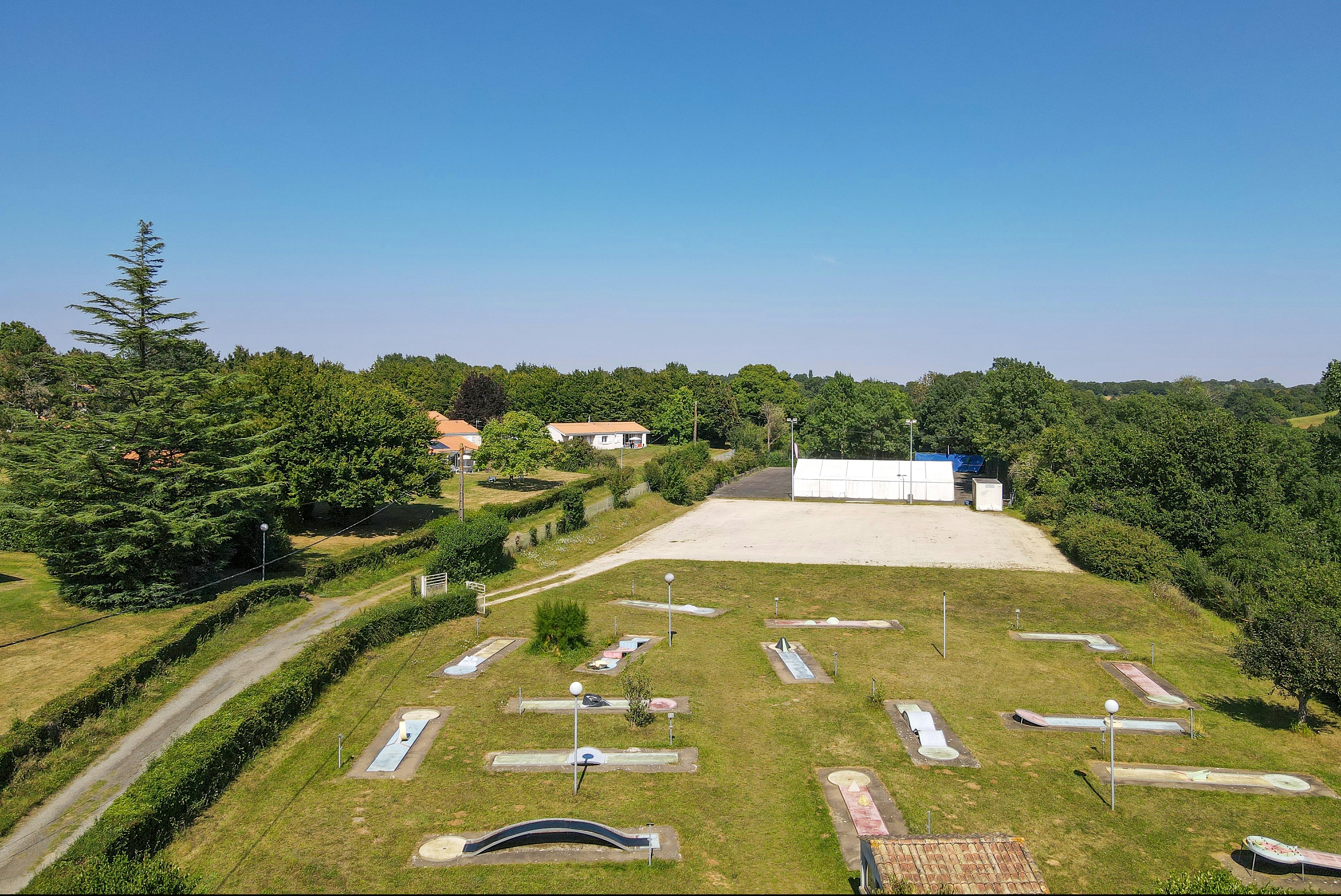 Camping Olydea Le Lambon  - Minigolfanlage auf dem Campingplatz