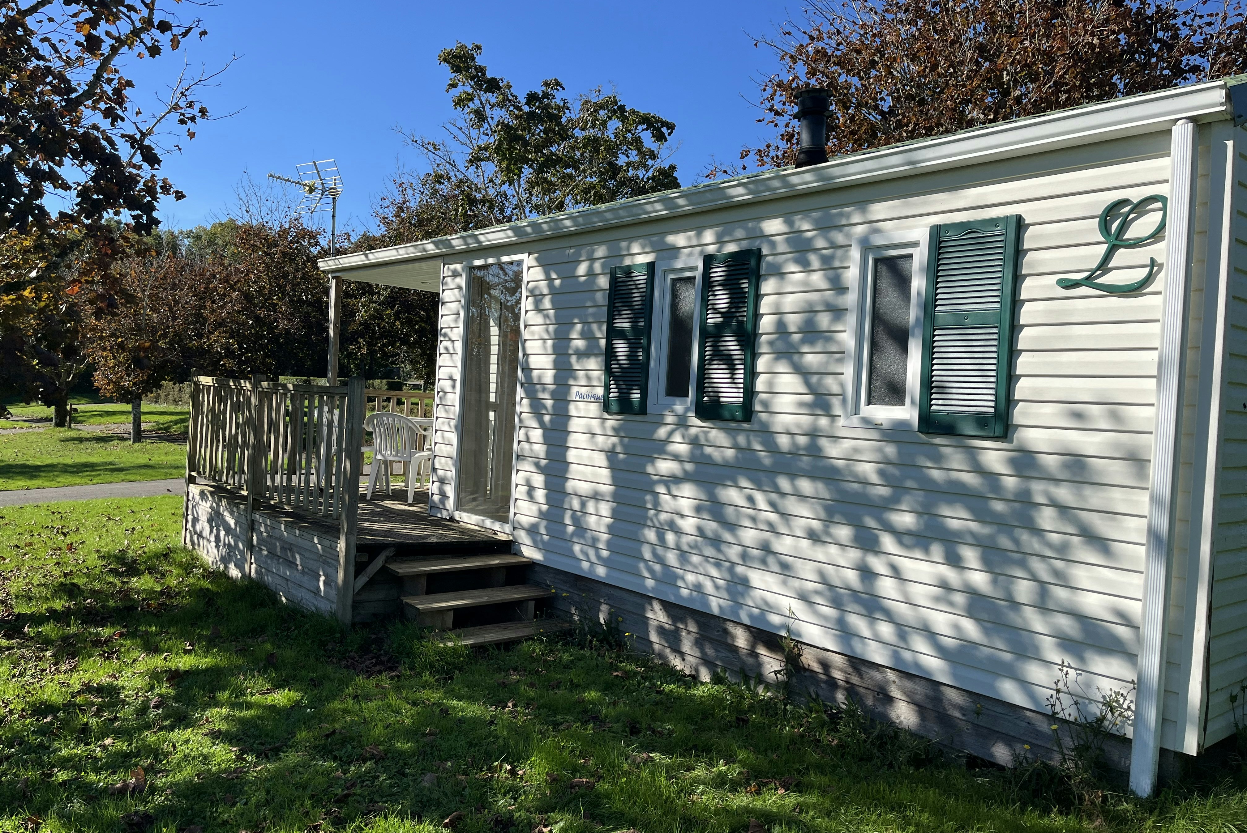 Camping Olydea Le Lambon  - Mobilheim mit Terrasse auf dem Campingplatz