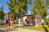 Camping Olympia - Gäste beim Spazieren auf dem Campingplatz