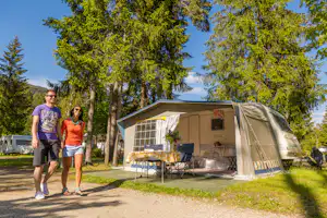 Camping Olympia - Gäste beim Spazieren auf dem Campingplatz