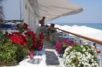 Camping Olympos Beach -  Restaurant Terrasse  mit Blick auf das Meer