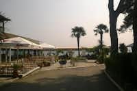 Camping Olympos Beach -  Restaurant Terrasse im Grünen mit Blick auf das Meer