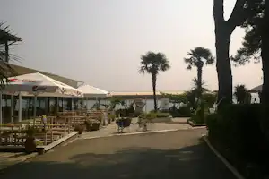 Camping Olympos Beach - Restaurant Terrasse im Grünen mit Blick auf das Meer
